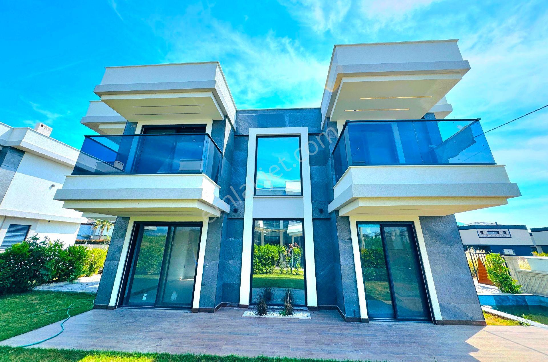 Kuşadasında Plaja Yakın Özel Havuzlu Bahçeli Sıfır Villa - Görsel 8