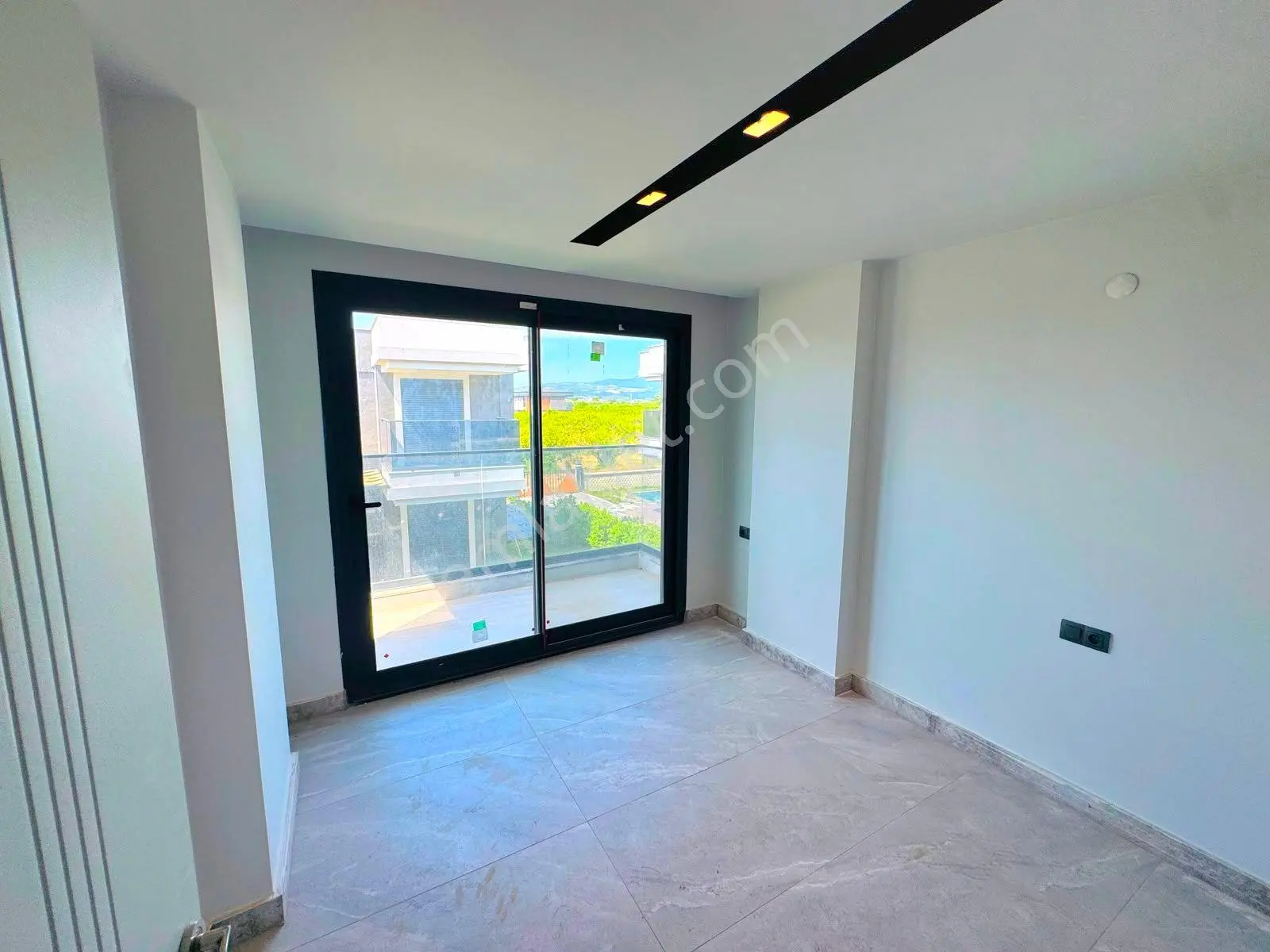 Kuşadasında Plaja Yakın Özel Havuzlu Bahçeli Sıfır Villa - Görsel 19