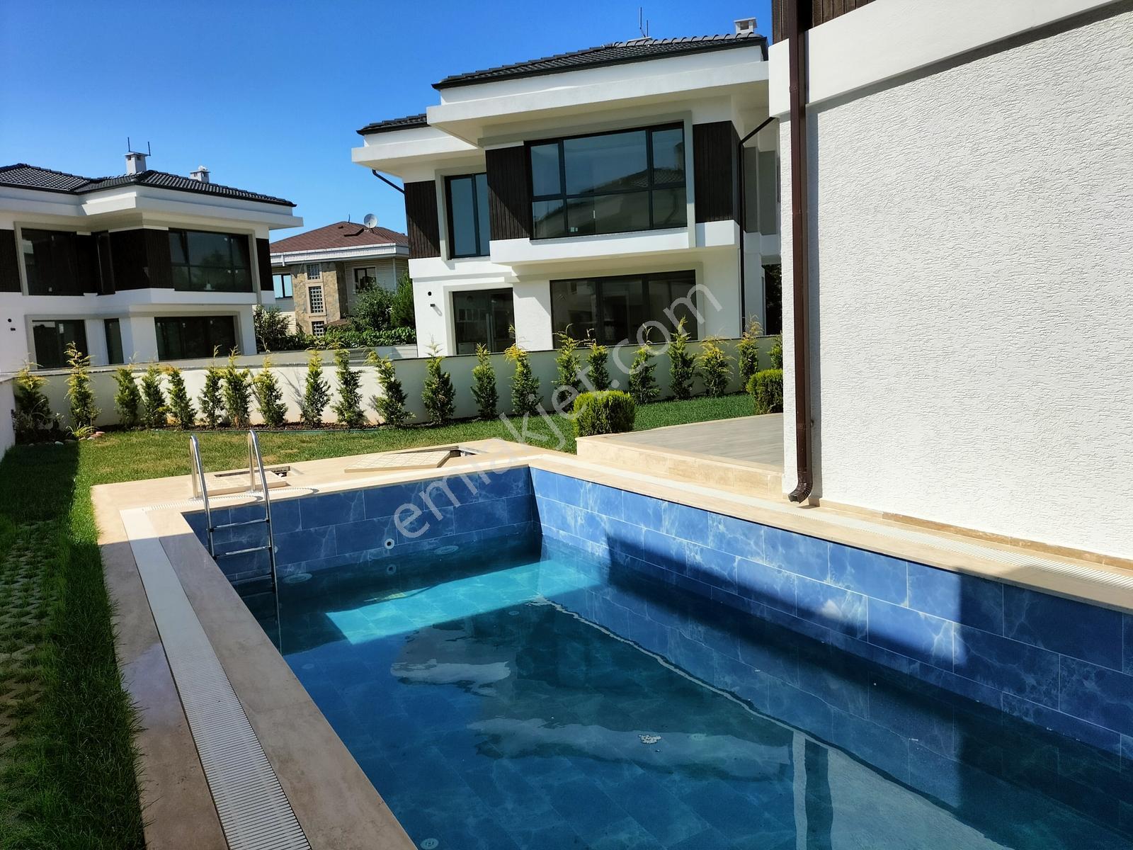 Kumbaba Da Denize Ve Plaja Yakın Havuzlu 225m2 5+1 Kiralık Villa