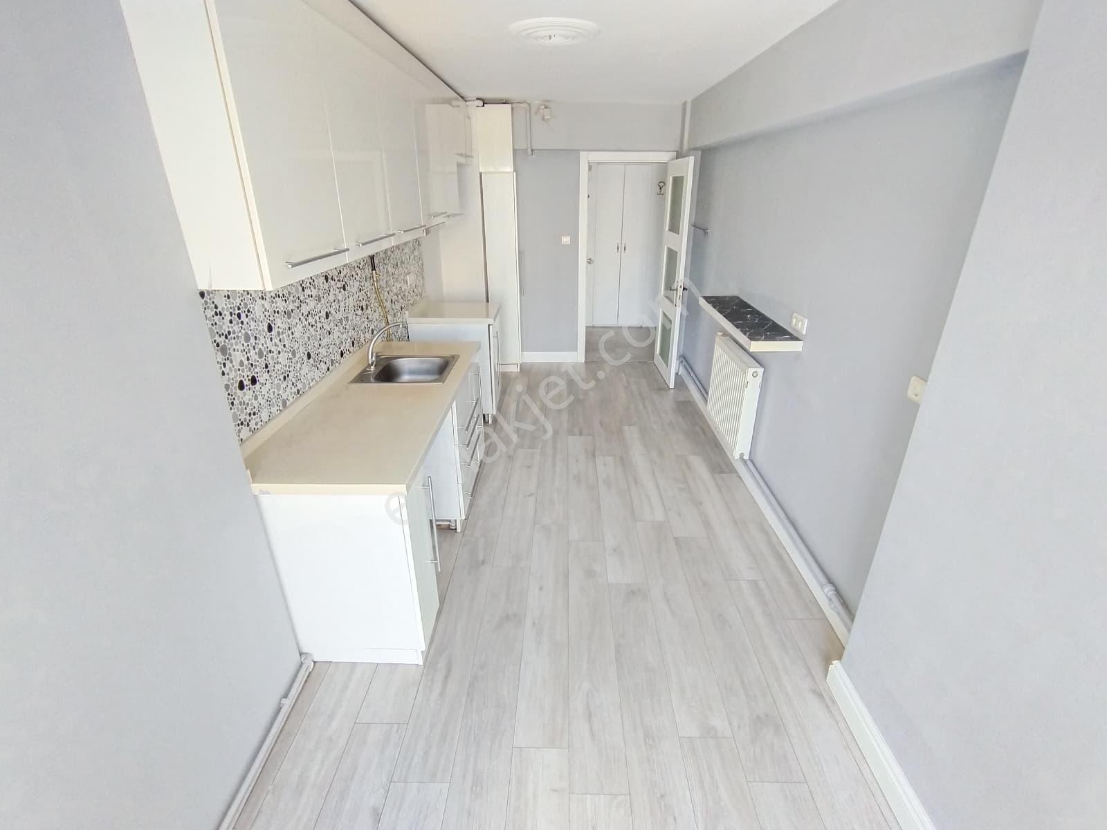 Karşıyaka Bahriye Üçok'ta Bakımlı Arakat 3+1 Kiralık Daire - Görsel 2