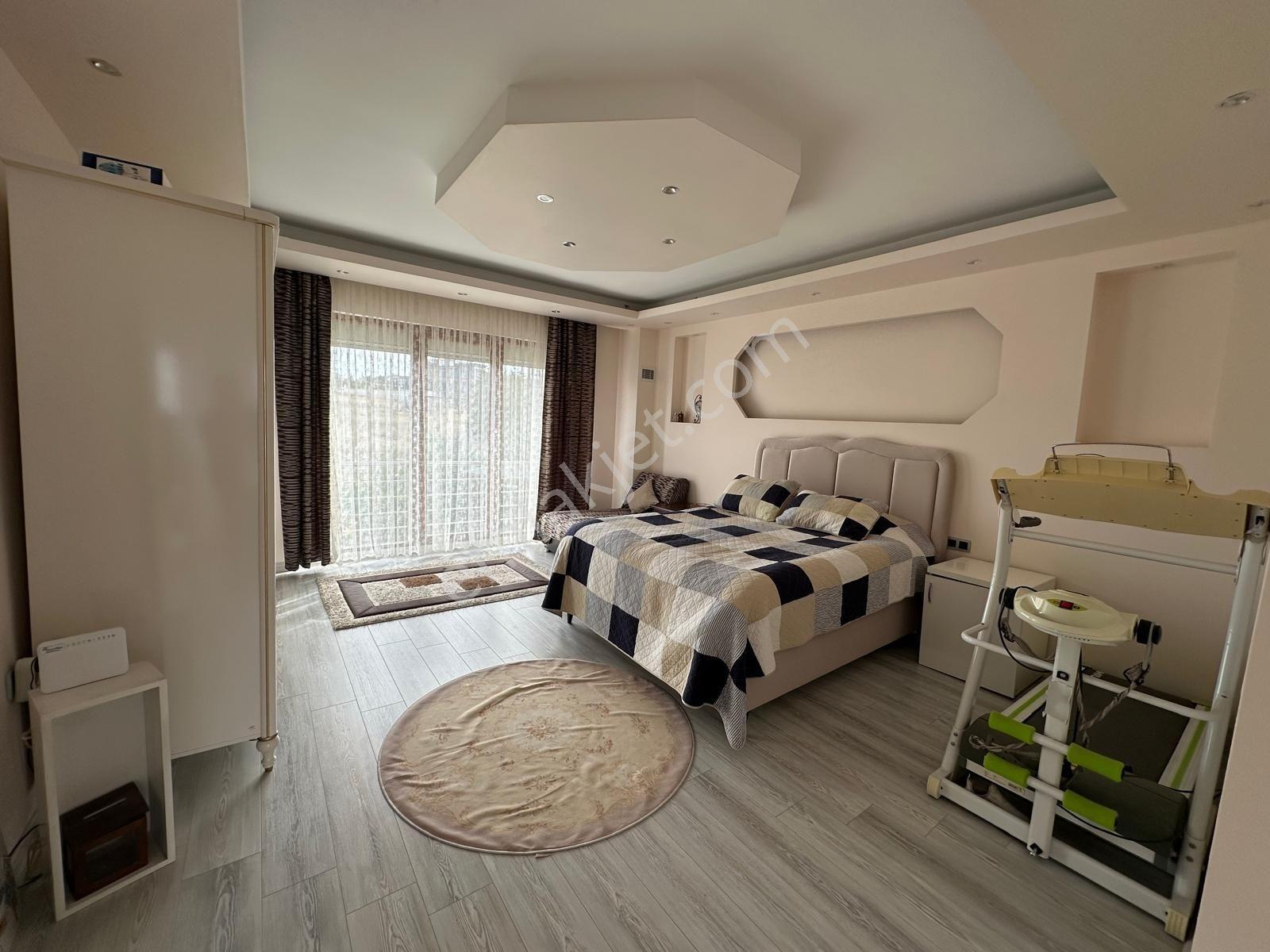 Bahçelievler'de 750 M² Arsa İçinde Ünv. Yakın 7+1 Müstakil Villa - Görsel 31