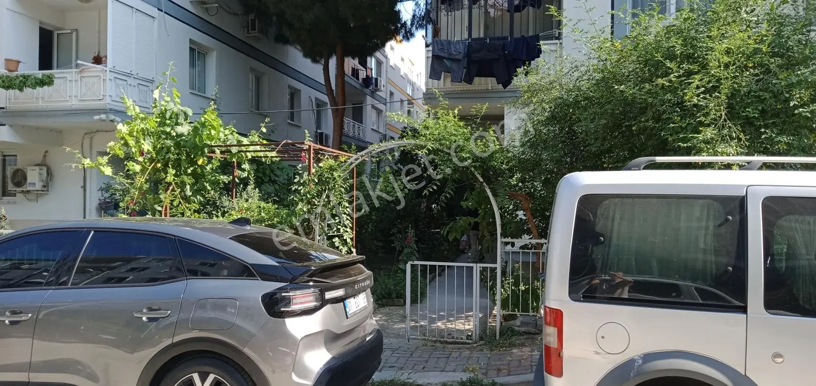 Karşıyaka Bahçeli Evler Kiralık Bakımlı Ara Kat 3+1 D.gazlı