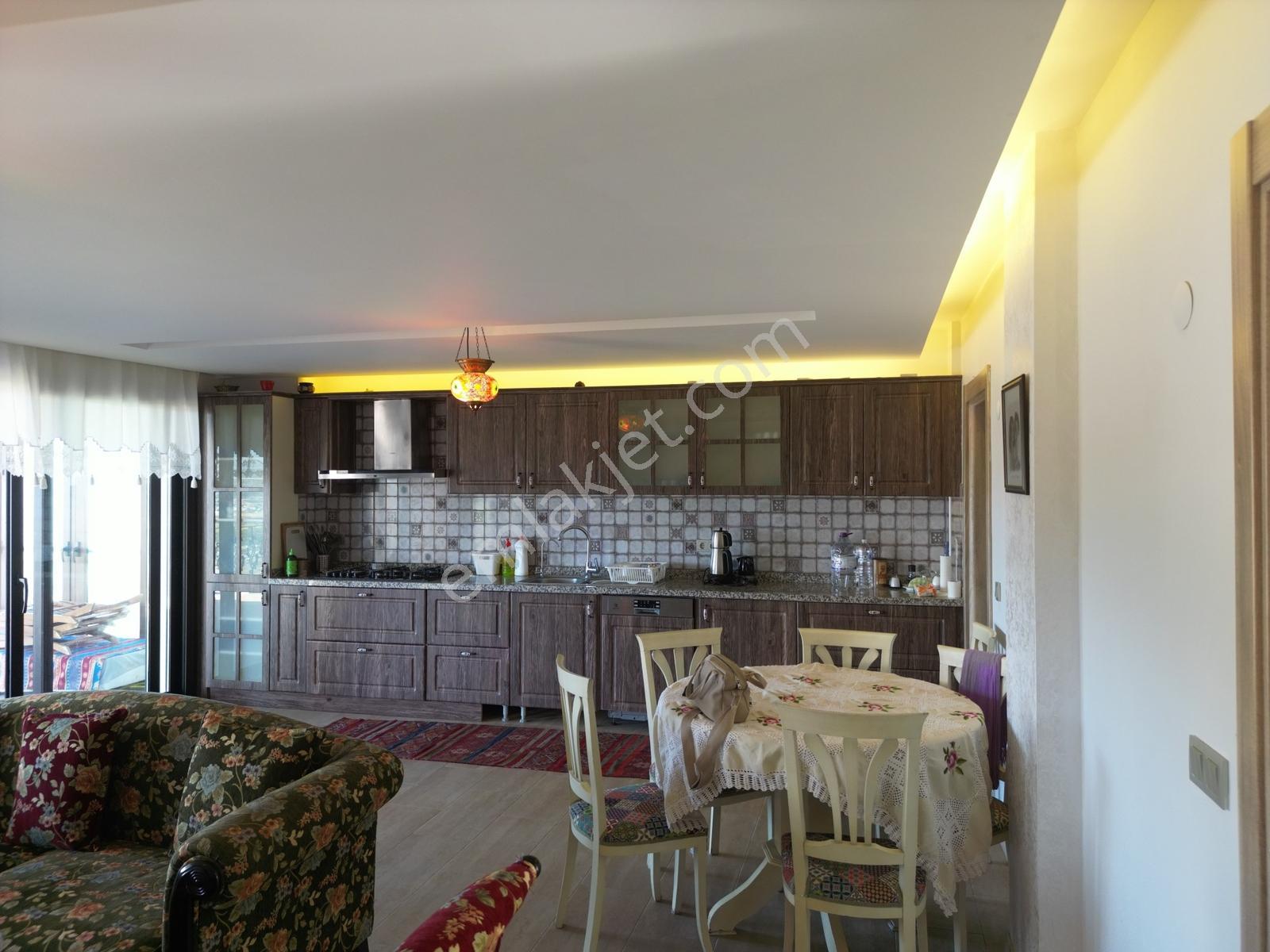 Karaburun Saip'de Deniz Manzaralı 6+2 Lüx Villa - Görsel 13