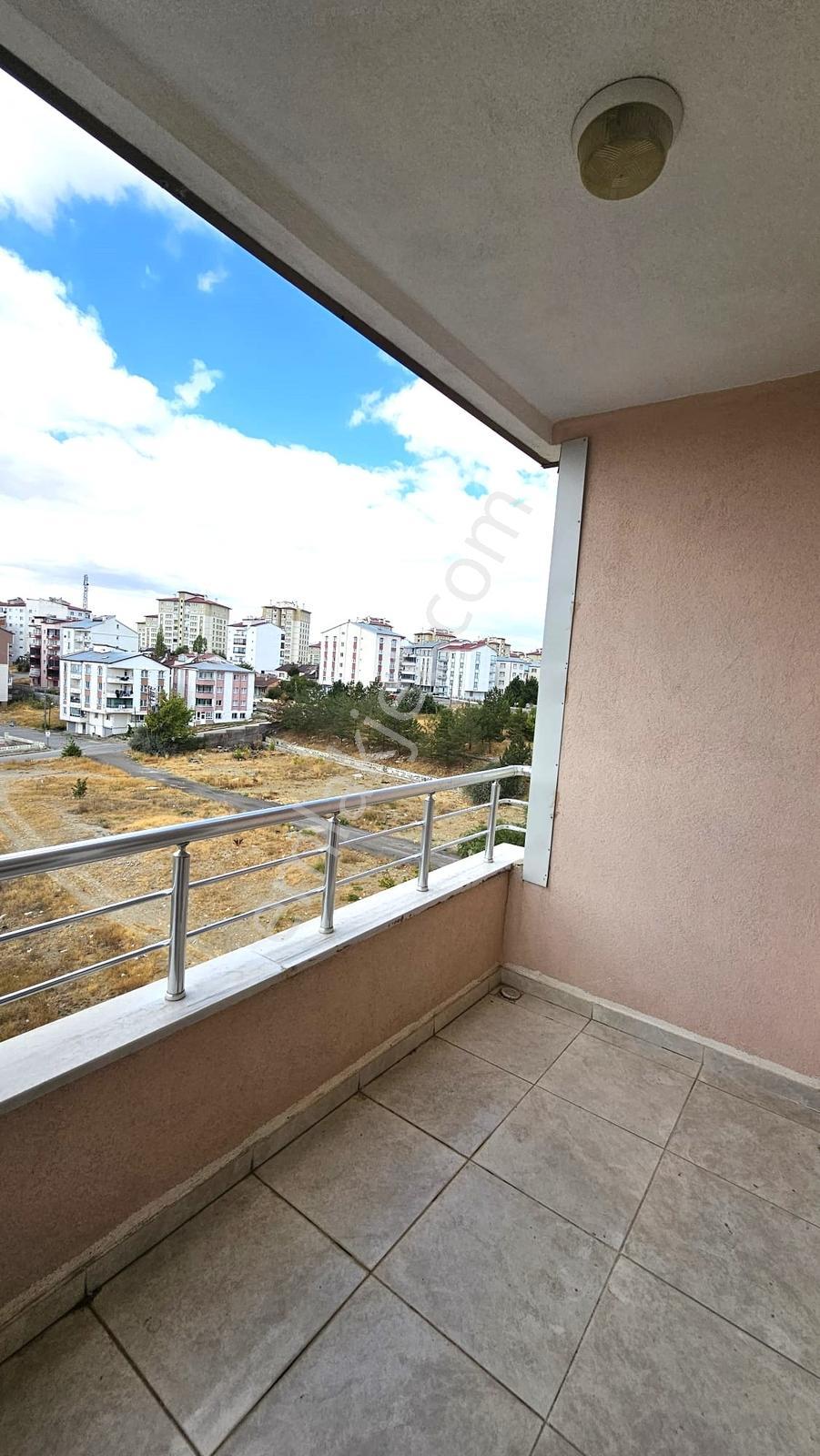 Turkuaz'dan Huzurda Ramada Karşısı Güney Cephe Kiralık 3+1 - Görsel 10