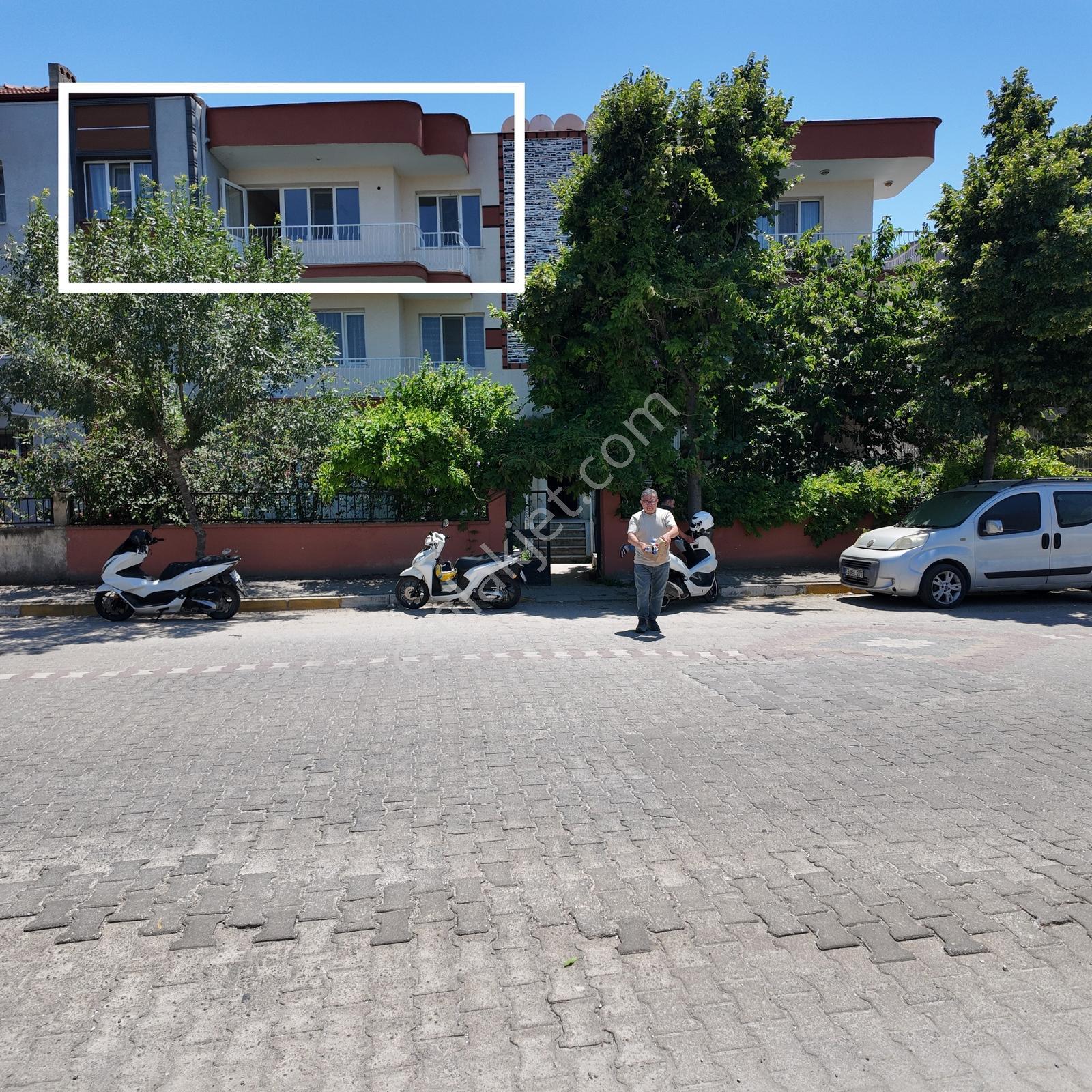 Akhisar Hürriyet Mahallesi Borsa Yolu Üzeri Satılık 3+1 Daire