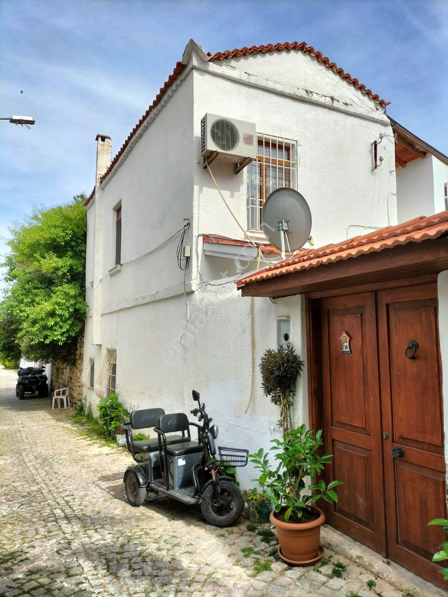 Alaçatı Merkez De Satılık Eski Taş Ev