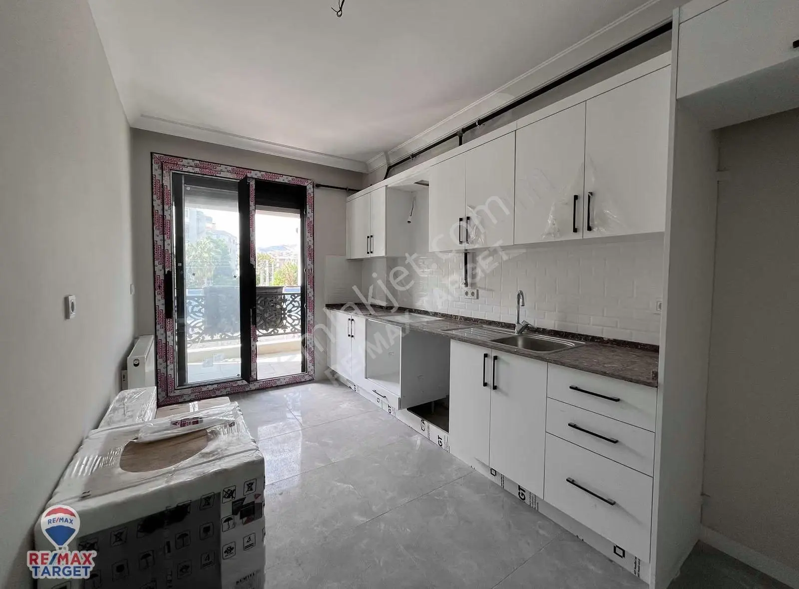 Karşıyaka Alaybey'de Satılık Sıfır 3+1 Çift Cephe Kapalı Otopark