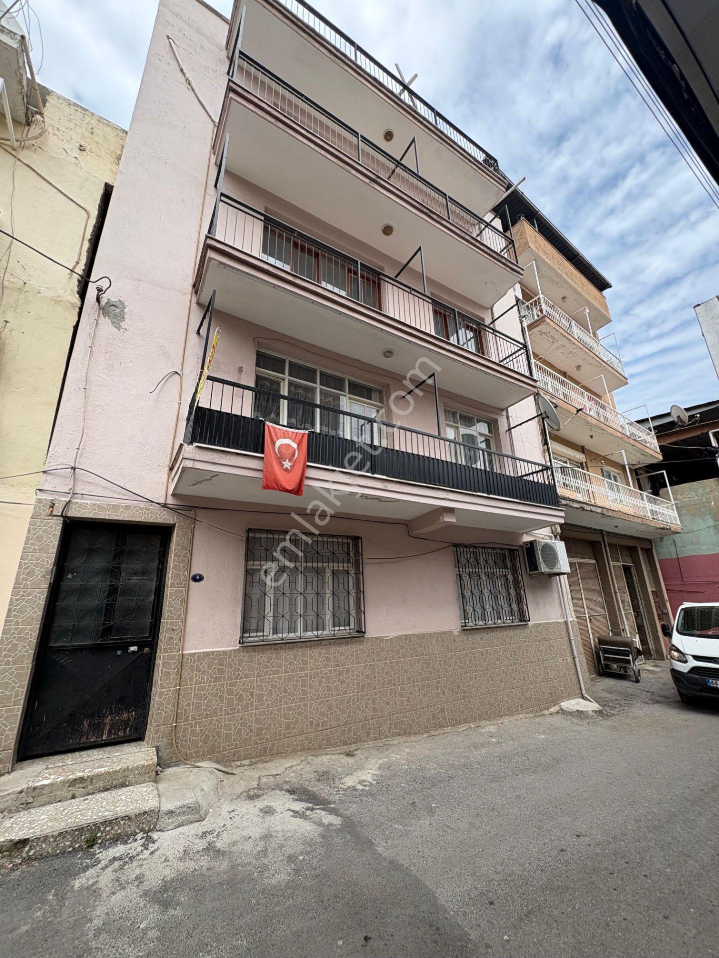 Karabağlarda Merkezi Konumda 3+1 Geniş Aydınlık Daire