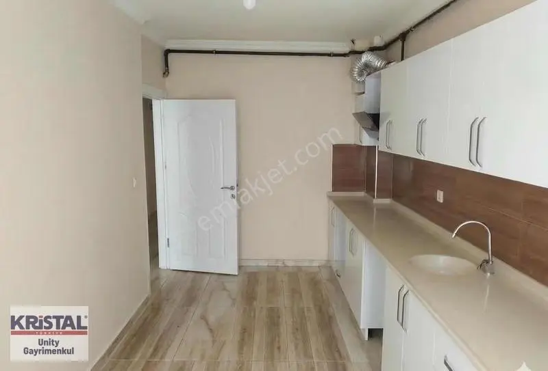 Çamlıca'da Güney Cepheli Asansörlü Yeni Binada Kiralık 2+1 - Görsel 5