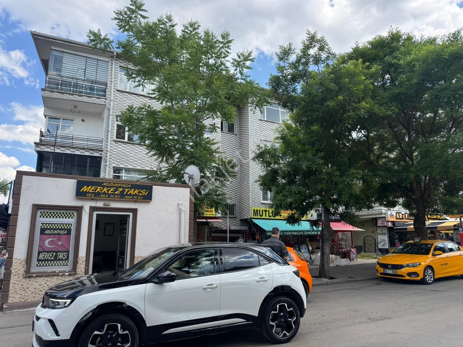 Mamak Abidinpaşa'da Cadde Üstü Yapılı Katta 3+1 Kiralık Daire - Görsel 2