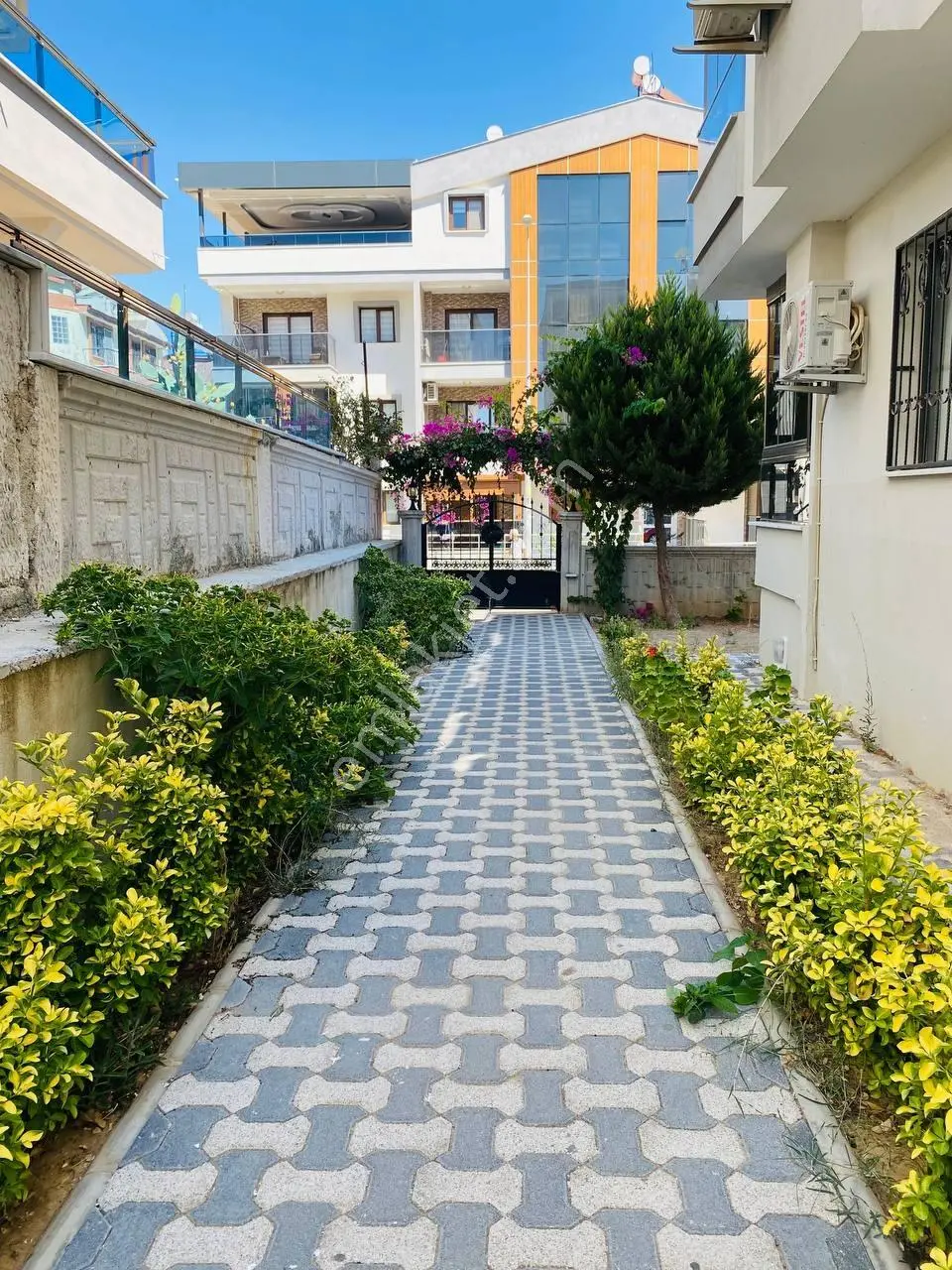 Didimde Satılık 5 Yaşında Binada Eşyalı 2+1 Yüksek Giriş Daire - Görsel 2