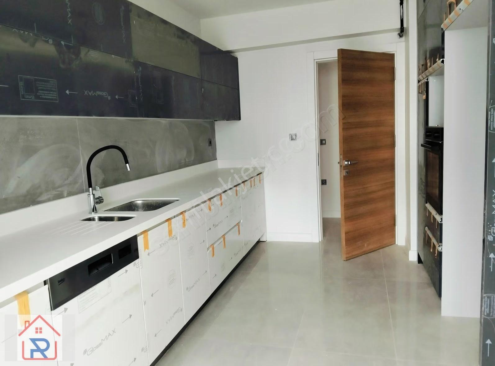 Havuzlu İki Cepheli 3+1 Köşe Tip Arakat 196m² Daire - Görsel 10