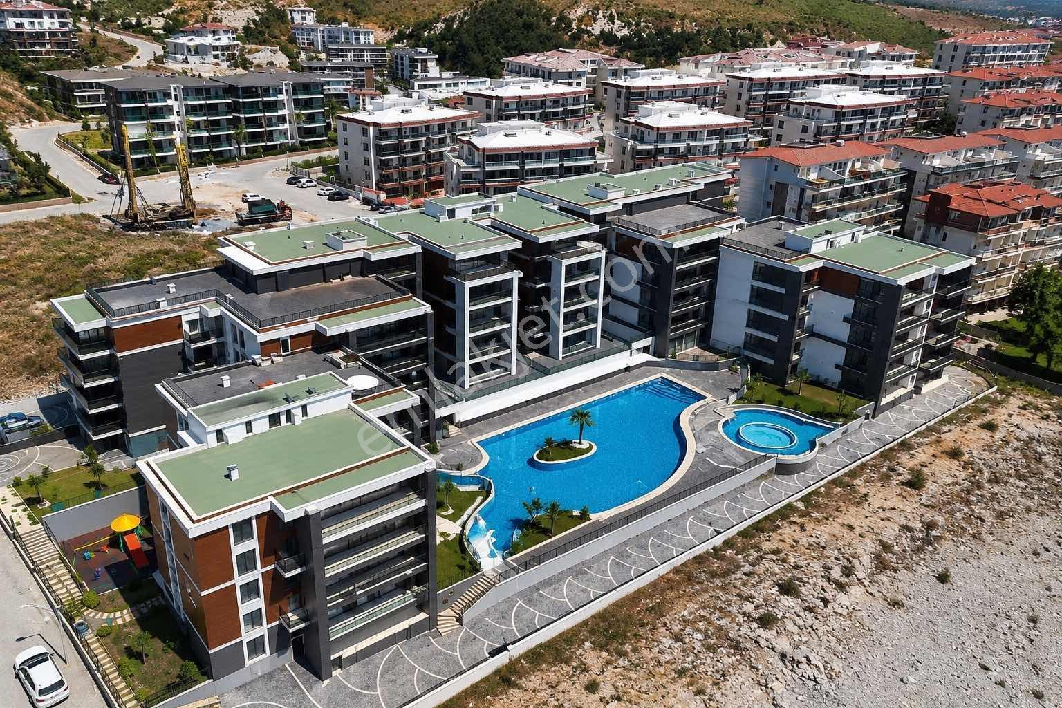 Değirmendere'de Kapalı Otoparklı, Havuzlu, Spor Salonlu Satılık