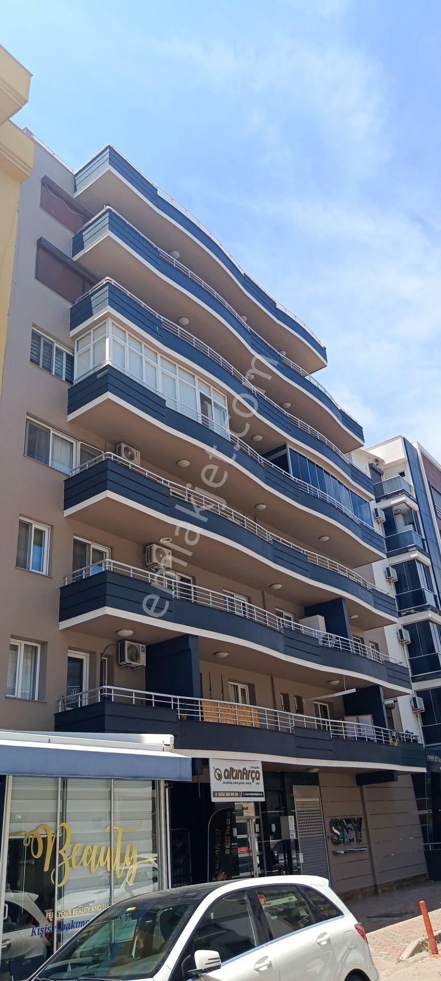 Karşıyaka Yalı'da Mükemmel Konumda, Bakımlı Çift Cephe 2+1 Daire - Görsel 3