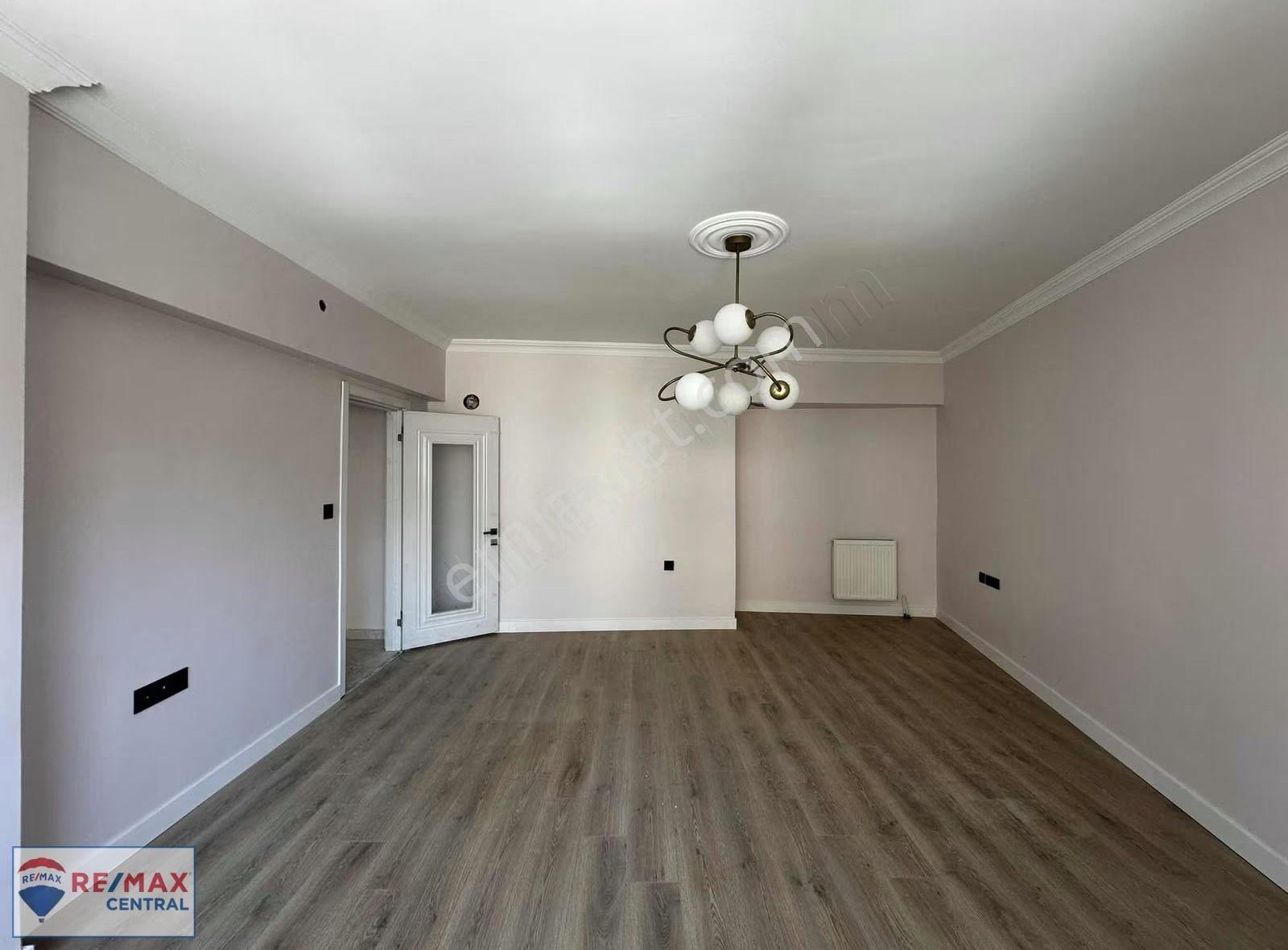 Remax Central Çarşıda Bakımlı Geniş Ayrı Mutfaklı 2+1 Daire