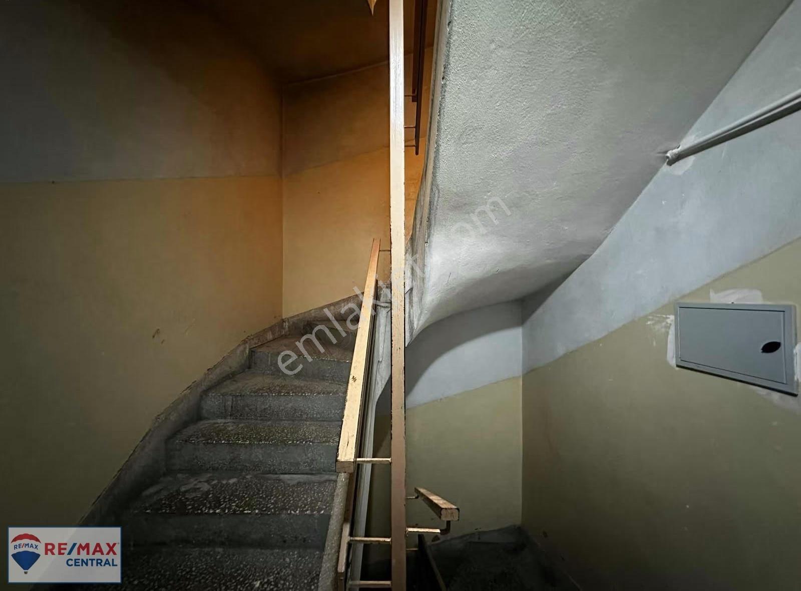 Remax Central Çarşıda Bakımlı Geniş Ayrı Mutfaklı 2+1 Daire - Görsel 3