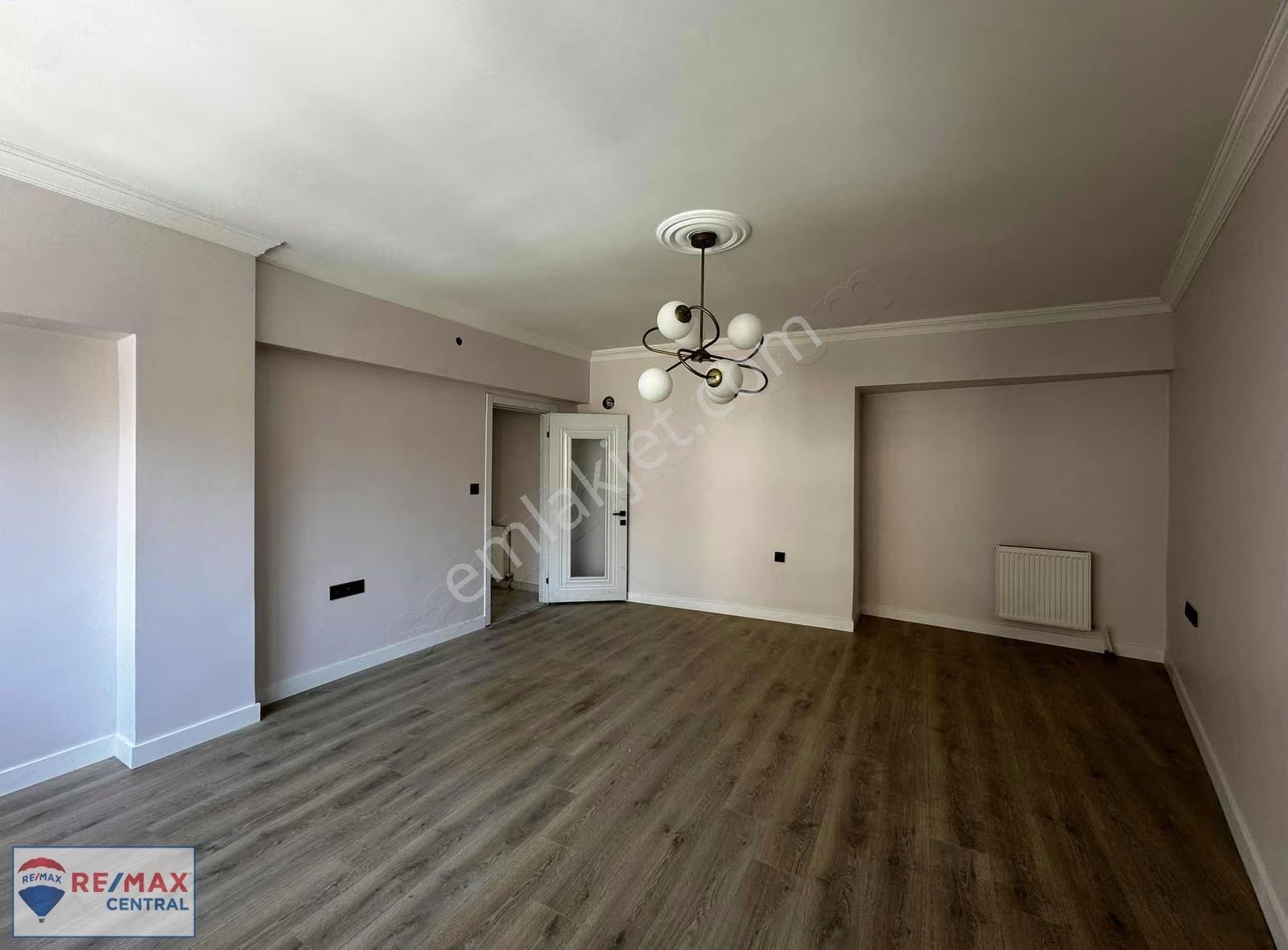 Remax Central Çarşıda Bakımlı Geniş Ayrı Mutfaklı 2+1 Daire - Görsel 4