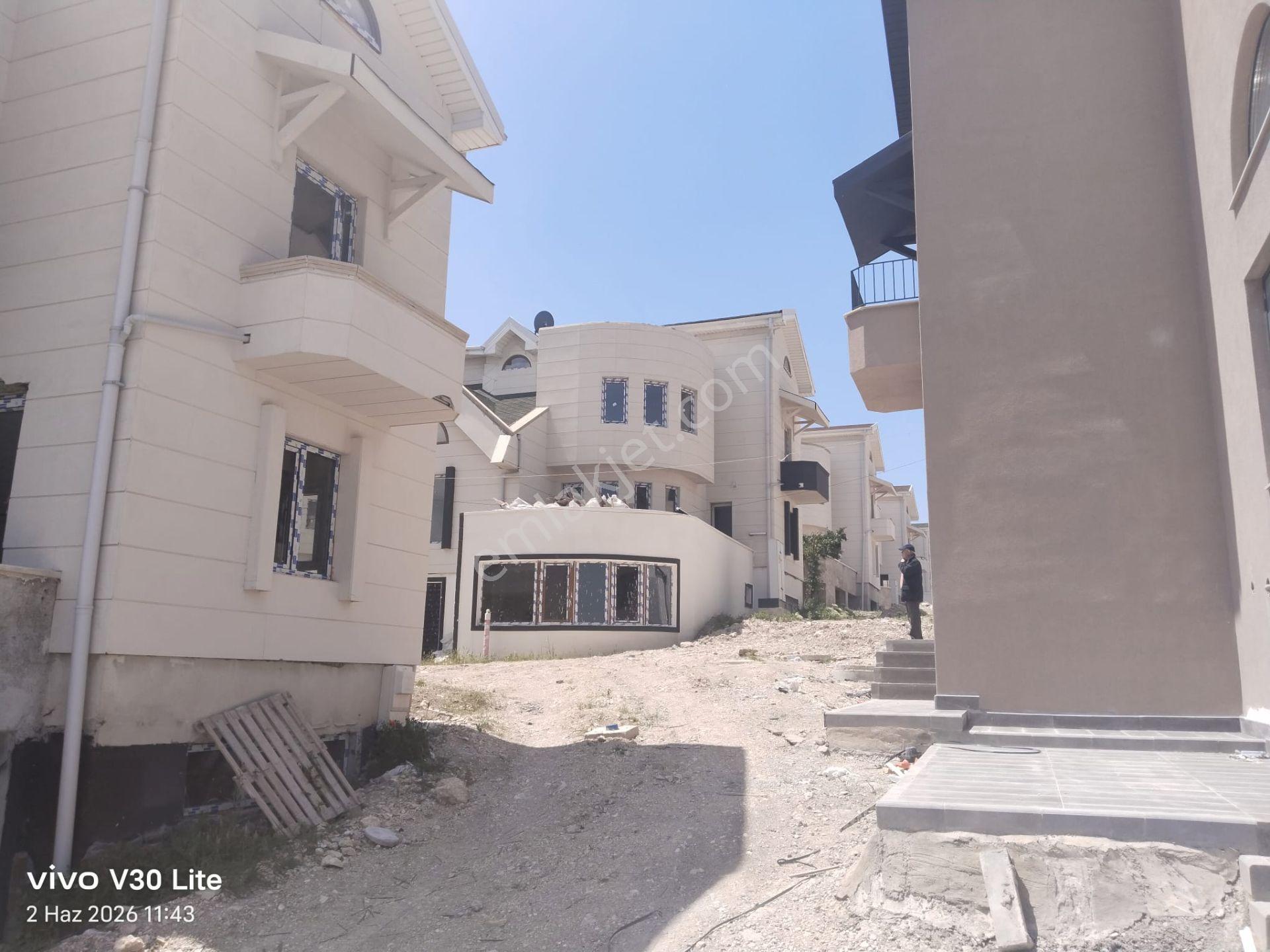 Bağlıca Mavi Ev Sitesinde Natamam 6+2 Satılık Müstakil Villa - Görsel 16