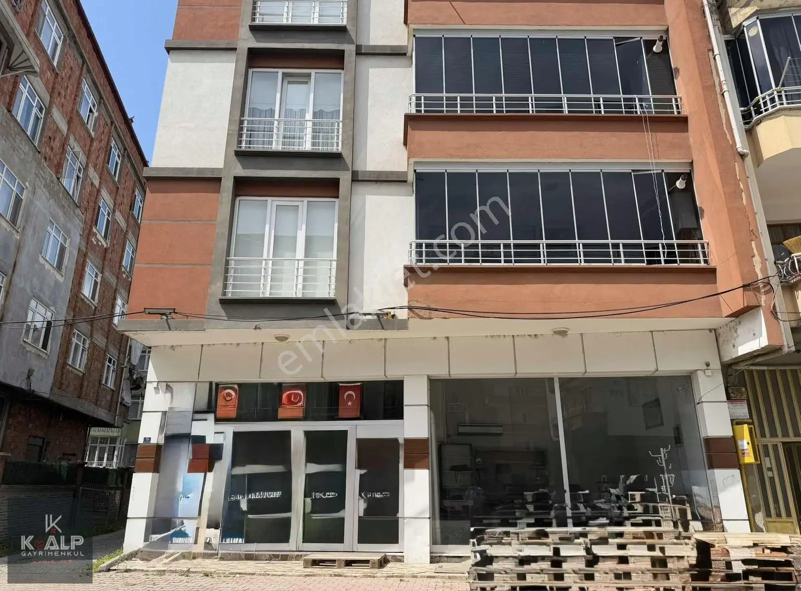 Vefa Camii Yanında Satılık 115 M2 Dükkan.caddeye Cepheli