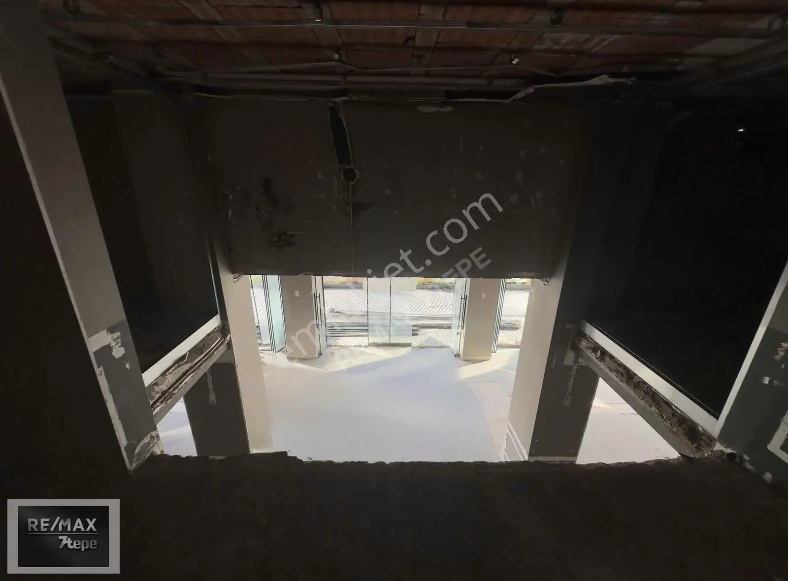 Remax7tepe'den Acarkent'te Prestijli Konumda 490 M2 Ticari Alan - Görsel 2