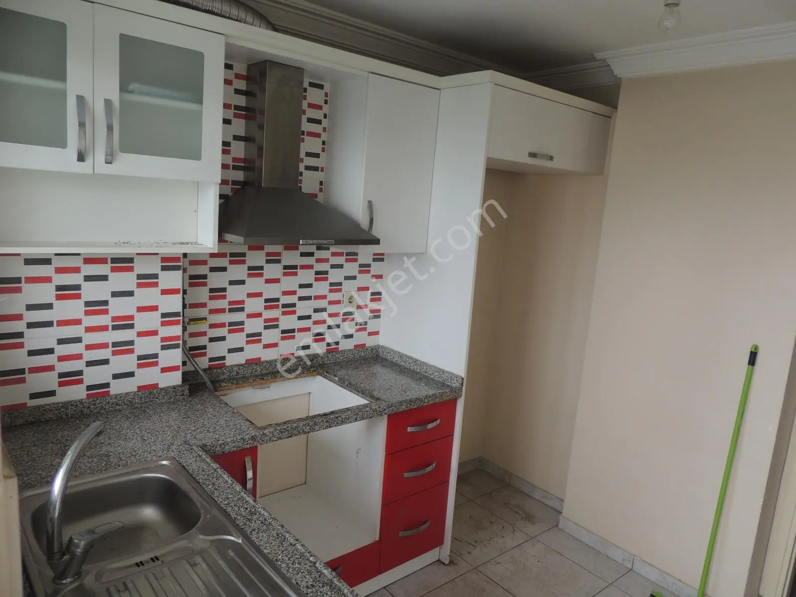 Evinibul'dan Metroya Yakın İskanlı Binada 100m2 3+1 Arakat - Görsel 2