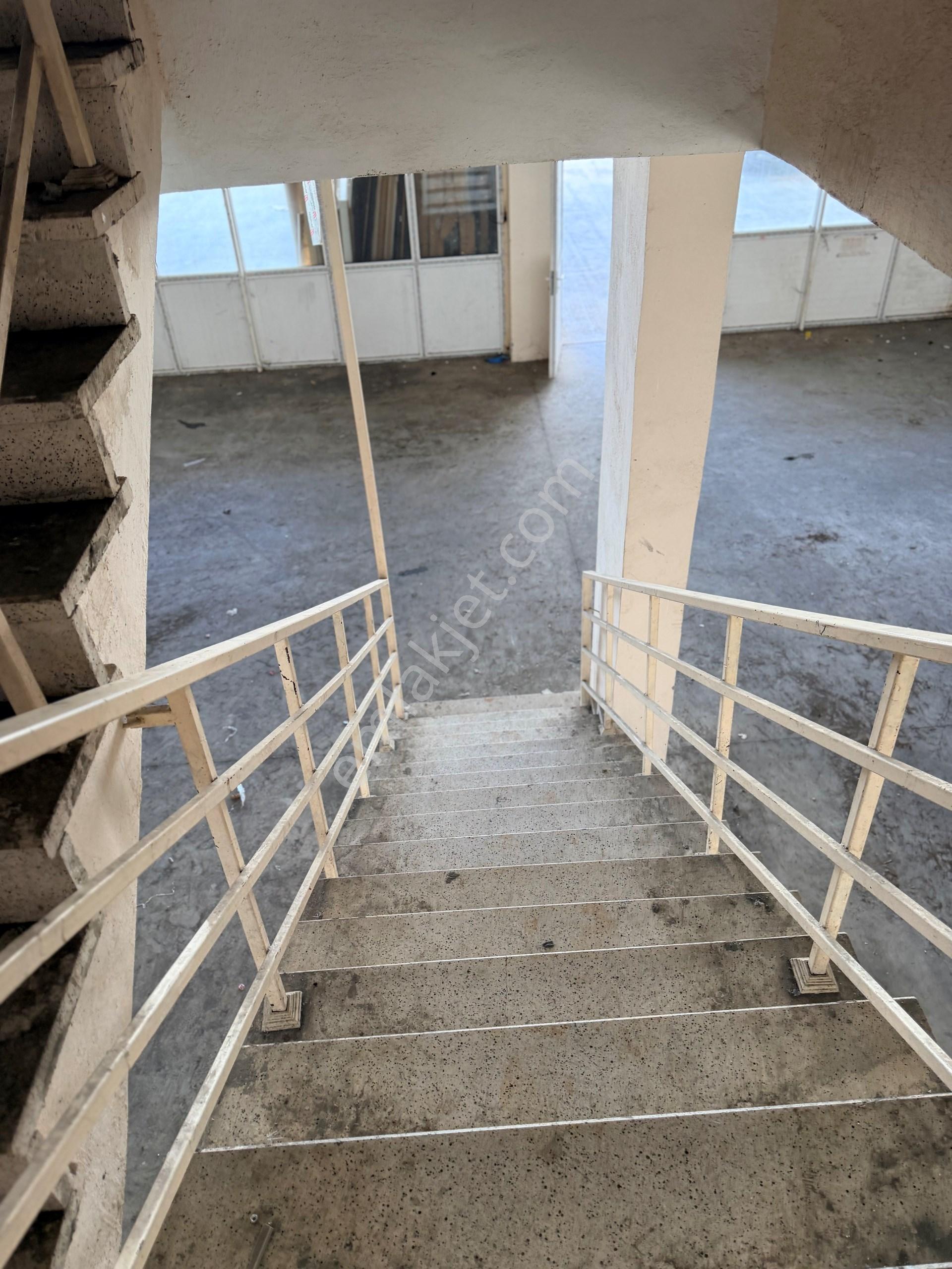 Altıayak Sanayi Bölgesi'nde 4 Adet Tır Giriş Kapısı Bulunan 1.200 M² Ticari Alan Kiralık. - Görsel 24