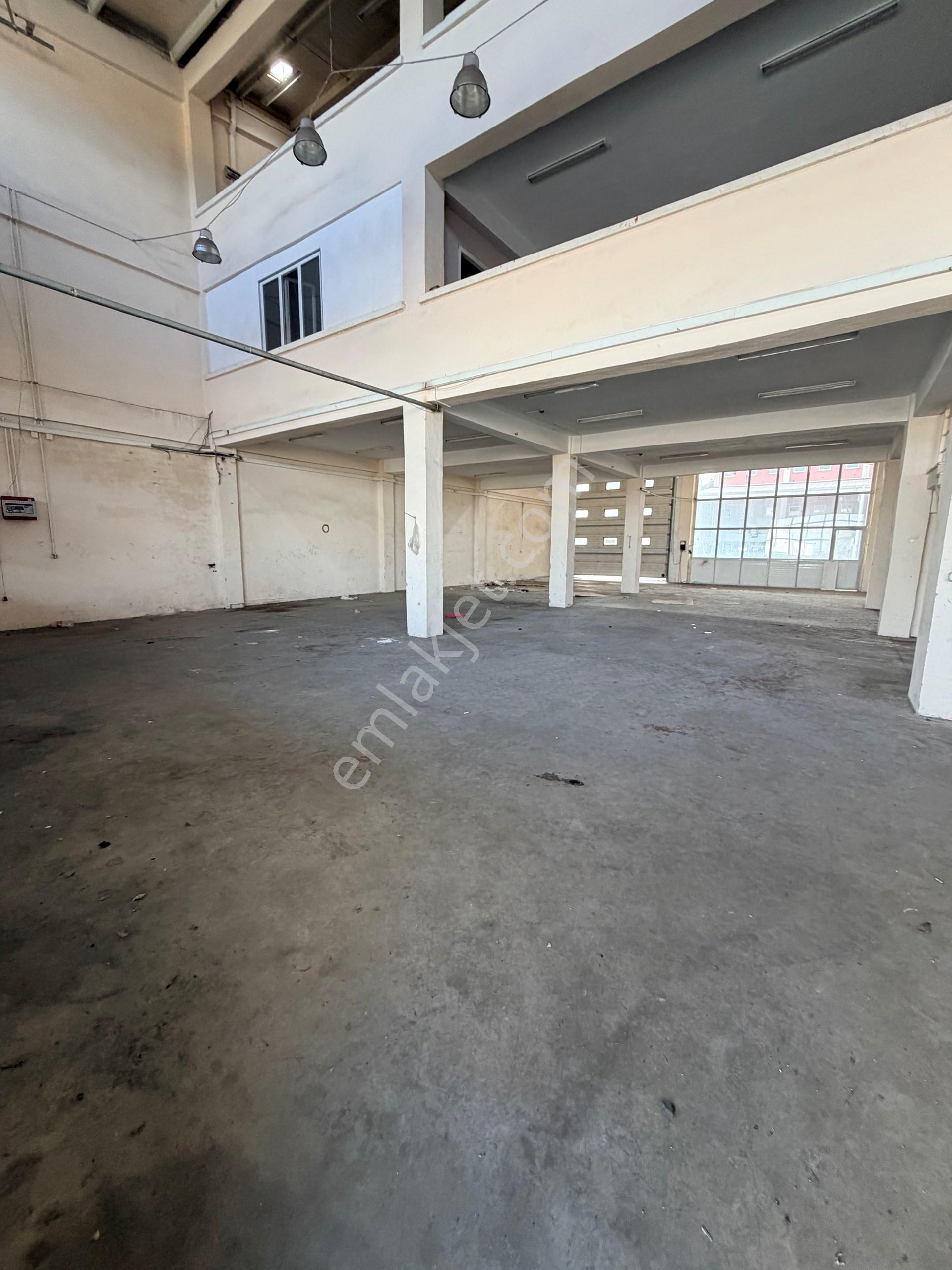Altıayak Sanayi Bölgesi'nde 4 Adet Tır Giriş Kapısı Bulunan 1.200 M² Ticari Alan Kiralık.