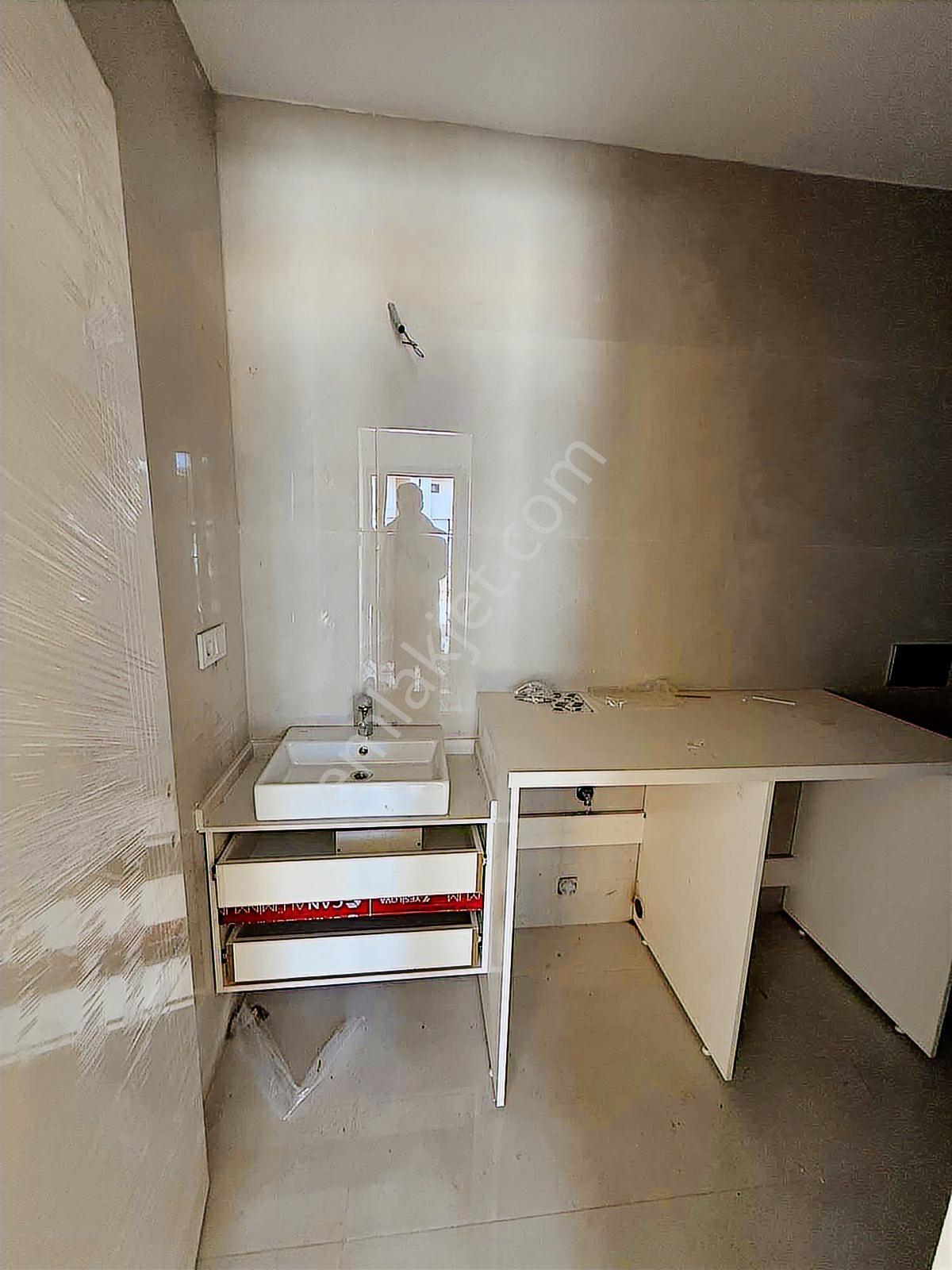 Kadıköyde Havuzlu Sitede Kiralık 1+1 Bahçe Katı - Görsel 4