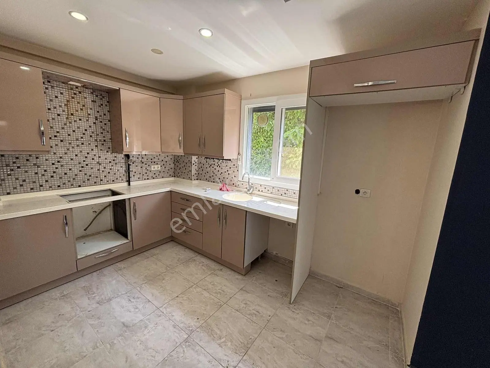 Kuşadasında Köşe Konumda 3+1 Müstakil Bahçeli Villa - Görsel 4