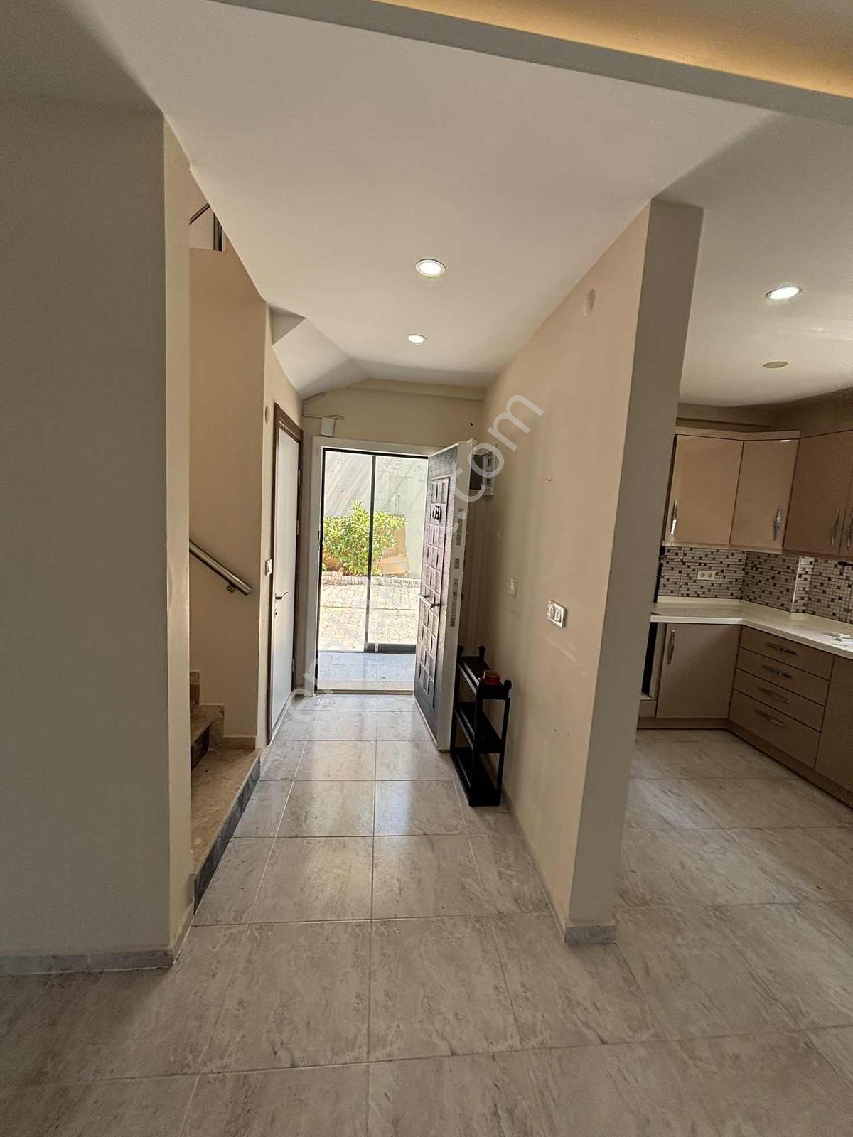 Kuşadasında Köşe Konumda 3+1 Müstakil Bahçeli Villa - Görsel 28