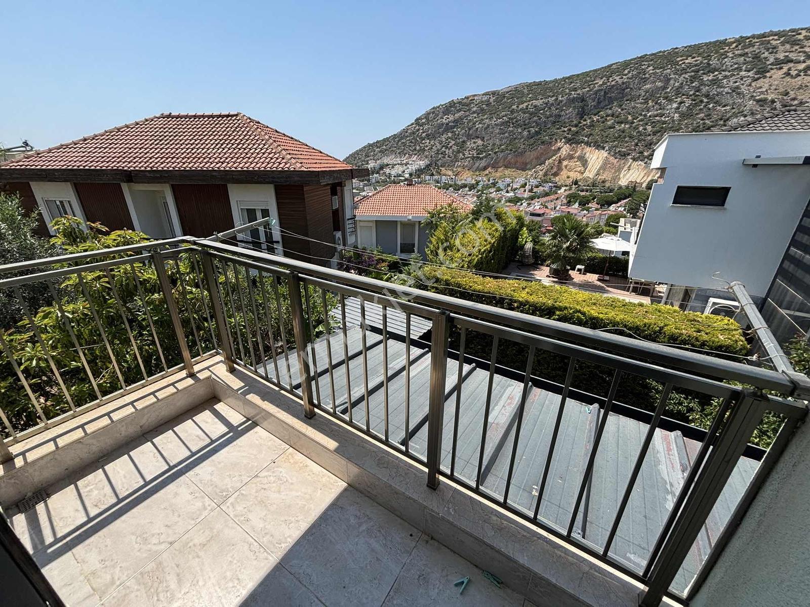 Kuşadasında Köşe Konumda 3+1 Müstakil Bahçeli Villa - Görsel 6