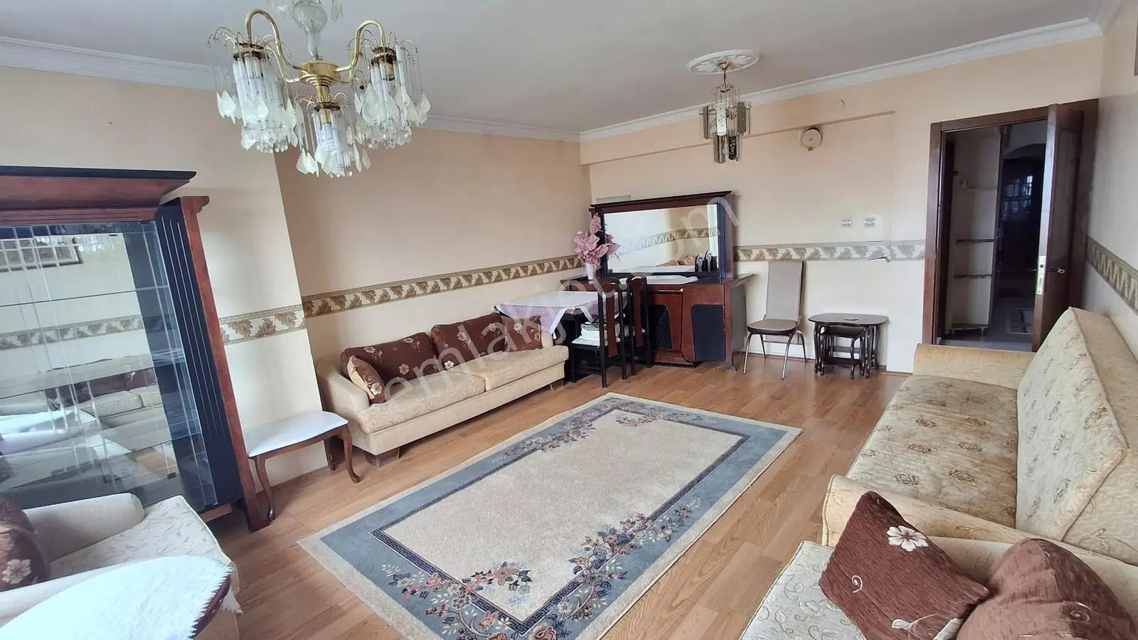 Esertepe Mahallesi Bağımsız Salon Asansörlü Ara Kat 3+1 Eşyalı