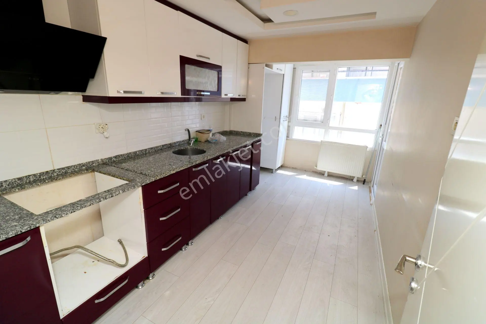 Emre Emlaktan Atakent Mahallesinde 14 Cadde Yanı Servis Güzergahında Kiralık 3+1 Daire - Görsel 3