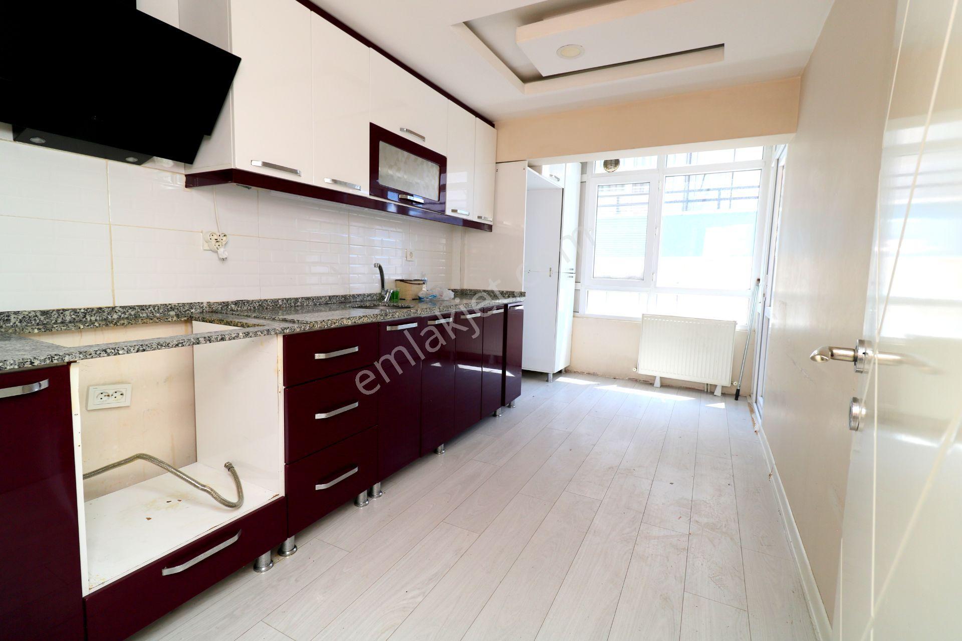 Emre Emlaktan Atakent Mahallesinde 14 Cadde Yanı Servis Güzergahında Kiralık 3+1 Daire