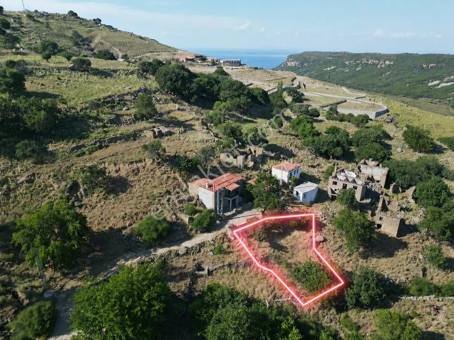 İmroz Emlak'tan Tepeköy Köy İçi 284m2 Yola Cephe Bahçe