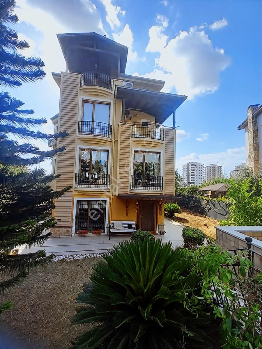 100.yılda Sıte İçinde Havuzlu Bahçeli 5+2 Satılık Villa