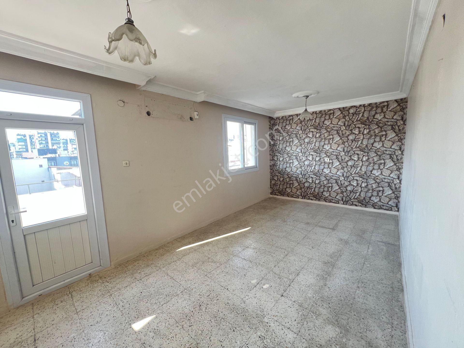 Prestij'den Aydınlıkevler'de Geniş Teraslı Forum Civarlı 2+1