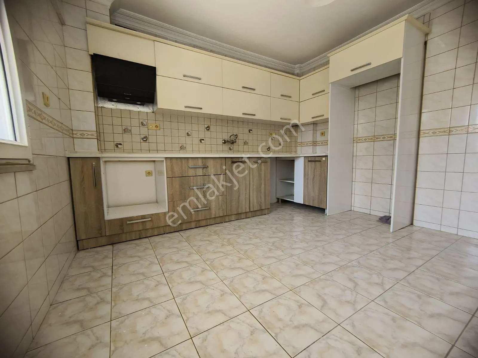 Tuzla Mahallesınde Ara Kat Kapalı Mutfak 3+1 Kiralık Daire
