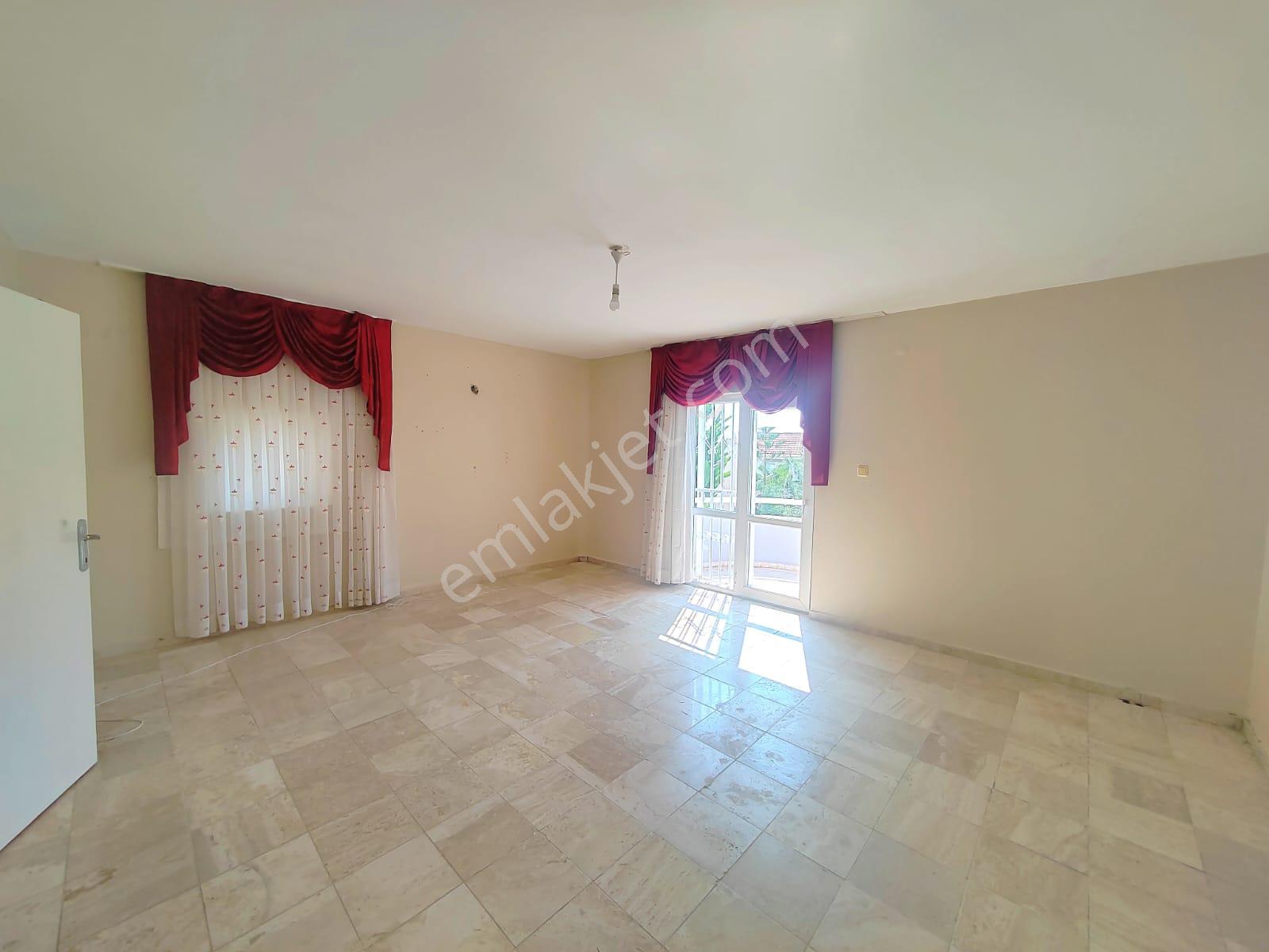 Kuşadası Merkezi'nde Deniz Manzaralı Triplex 5+2 Villa Satılık - Görsel 16