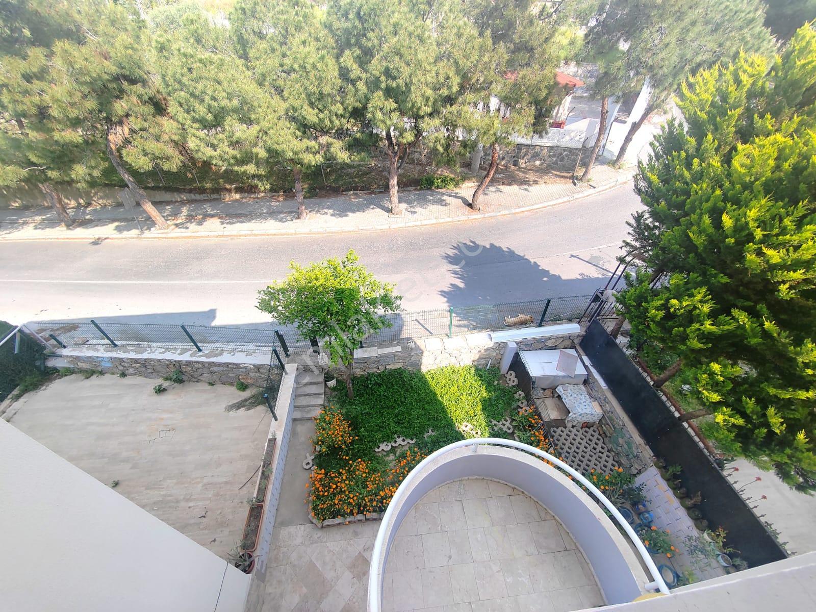 Kuşadası Merkezi'nde Deniz Manzaralı Triplex 5+2 Villa Satılık - Görsel 19