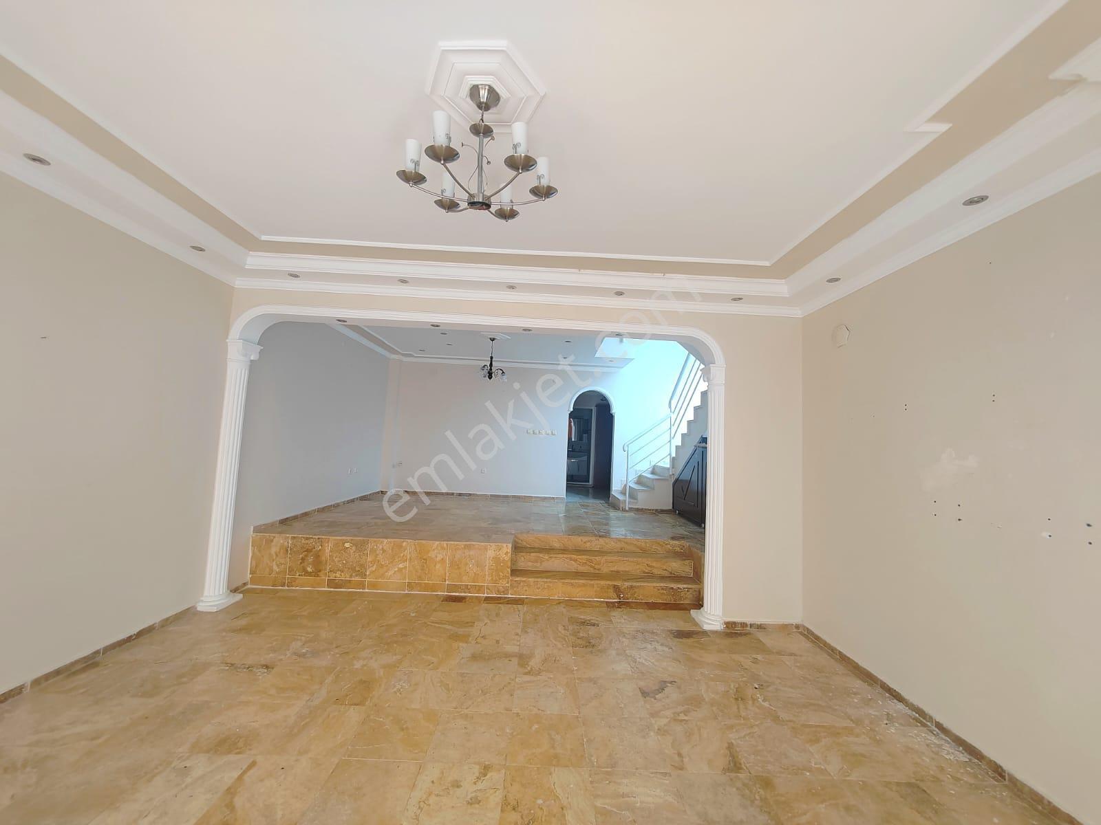 Kuşadası Merkezi'nde Deniz Manzaralı Triplex 5+2 Villa Satılık - Görsel 12