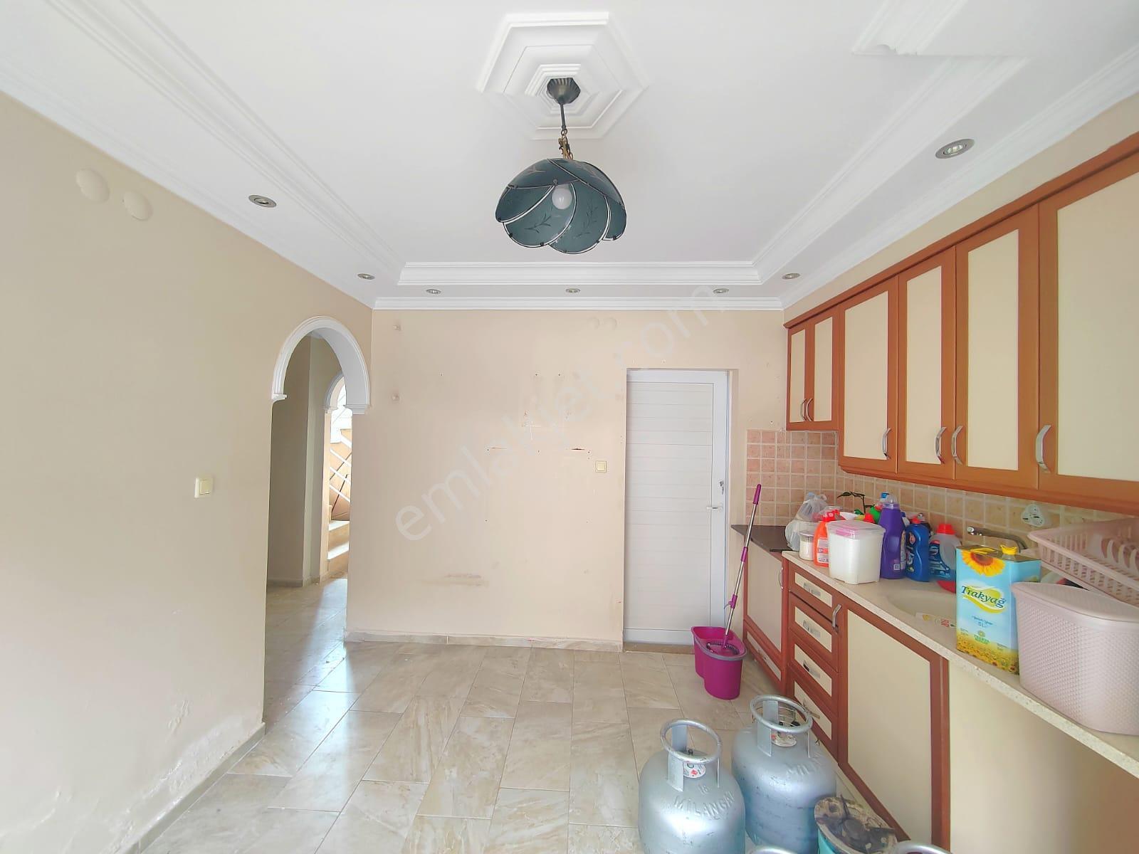 Kuşadası Merkezi'nde Deniz Manzaralı Triplex 5+2 Villa Satılık - Görsel 8