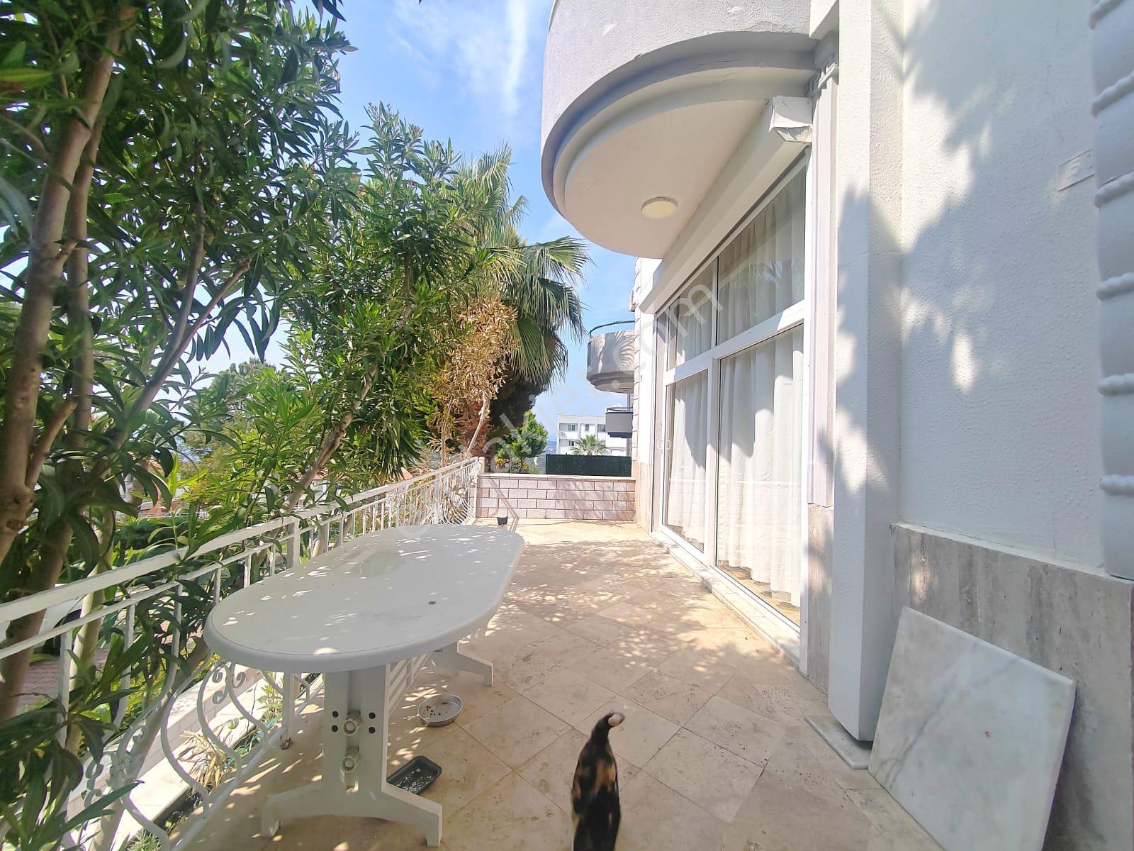 Kuşadası Merkezi'nde Deniz Manzaralı Triplex 5+2 Villa Satılık - Görsel 4