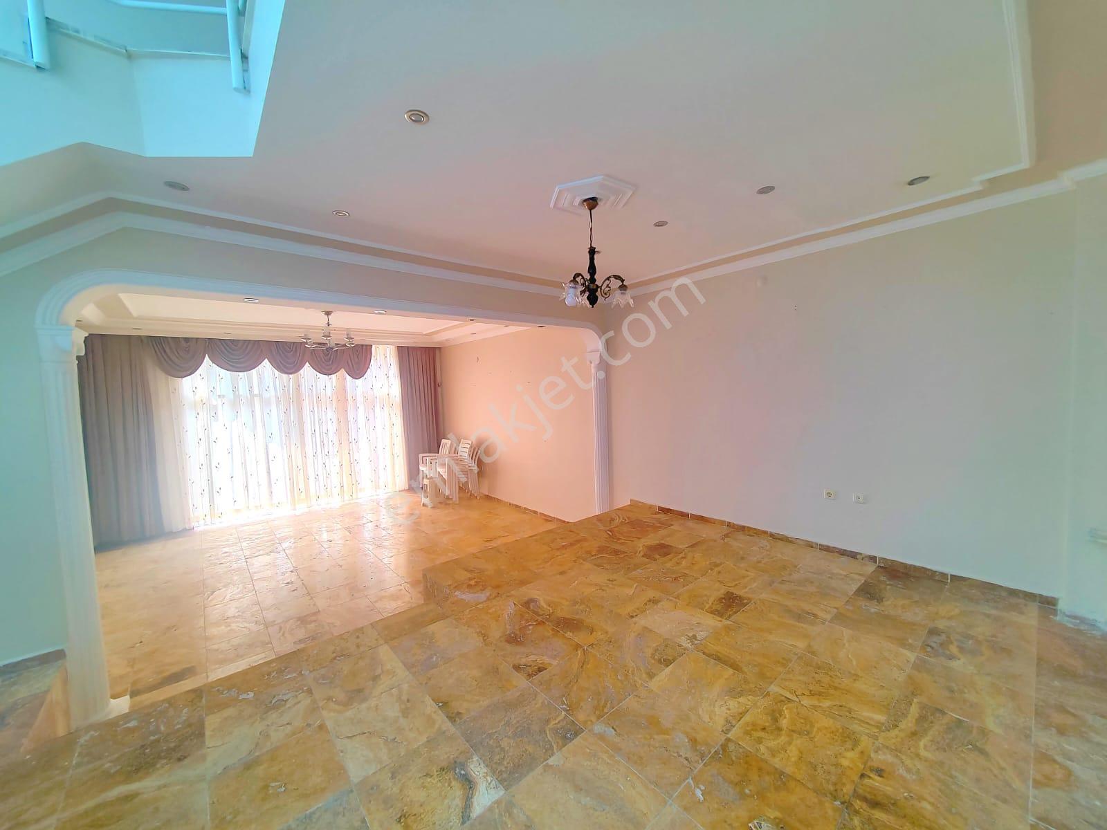 Kuşadası Merkezi'nde Deniz Manzaralı Triplex 5+2 Villa Satılık - Görsel 10