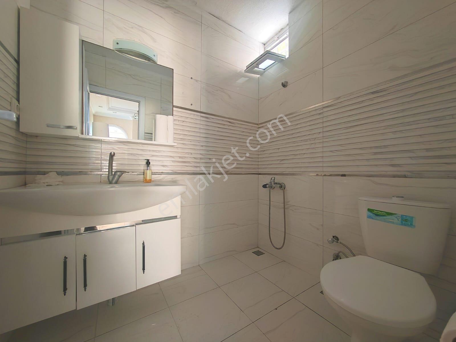 Kuşadası Merkezi'nde Deniz Manzaralı Triplex 5+2 Villa Satılık - Görsel 23