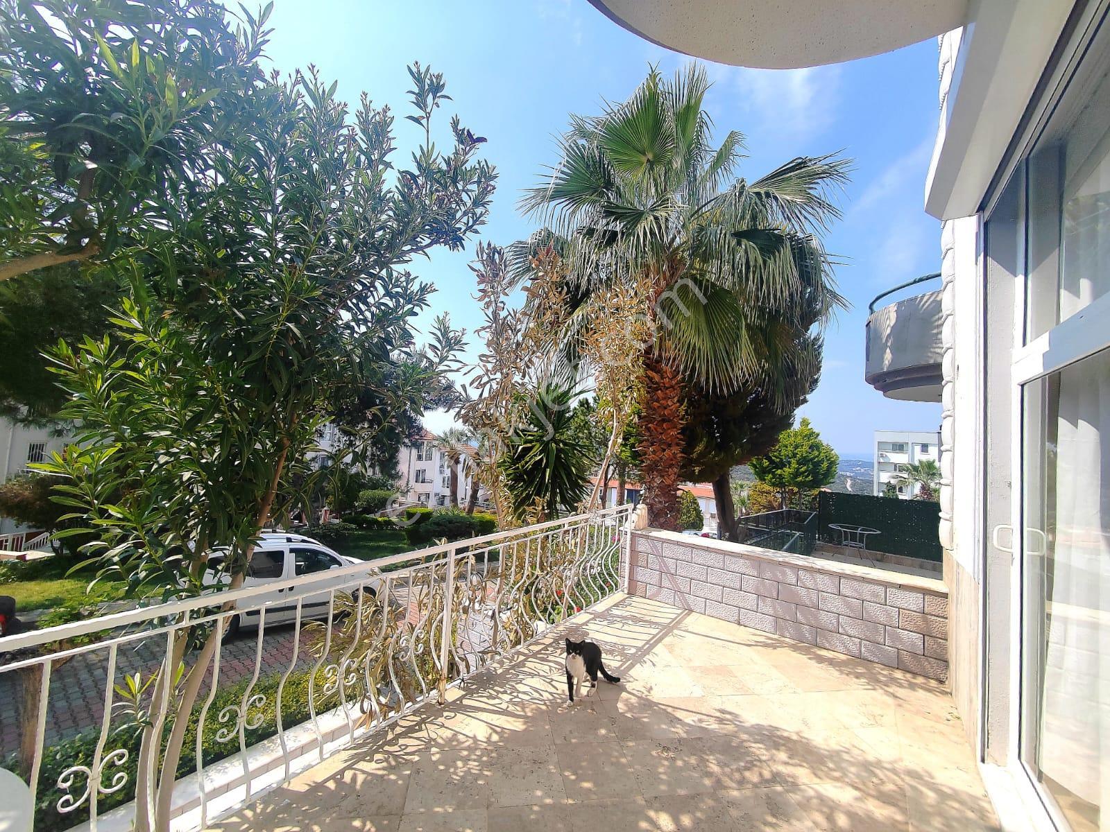 Kuşadası Merkezi'nde Deniz Manzaralı Triplex 5+2 Villa Satılık - Görsel 3
