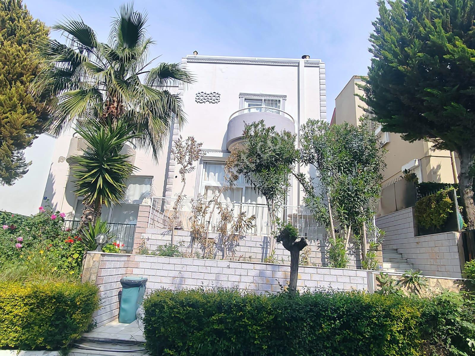 Kuşadası Merkezi'nde Deniz Manzaralı Triplex 5+2 Villa Satılık