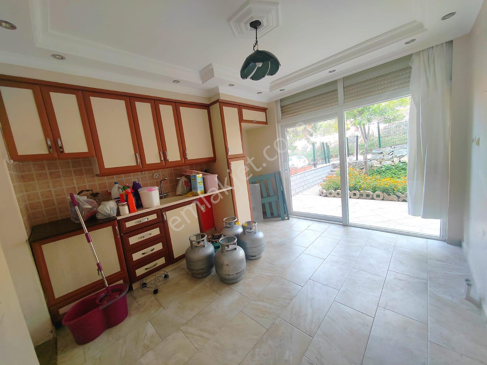 Kuşadası Merkezi'nde Deniz Manzaralı Triplex 5+2 Villa Satılık - Görsel 7