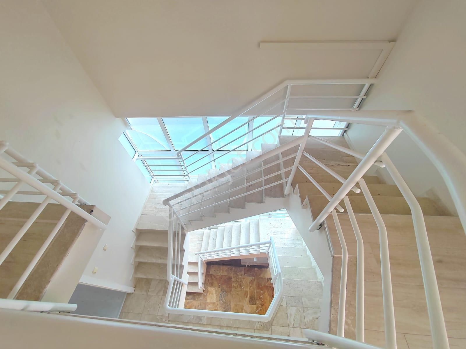 Kuşadası Merkezi'nde Deniz Manzaralı Triplex 5+2 Villa Satılık - Görsel 13