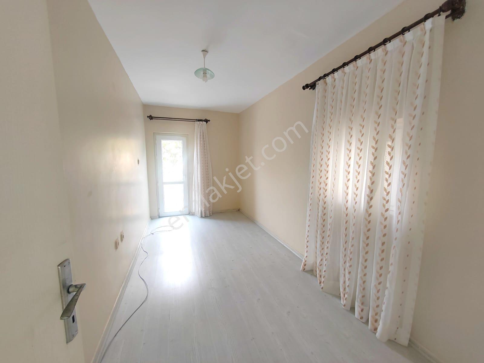Kuşadası Merkezi'nde Deniz Manzaralı Triplex 5+2 Villa Satılık - Görsel 15